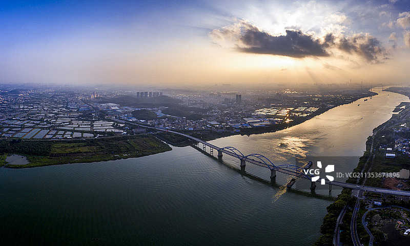 江门 蓬江区 朝阳映照下的荷塘镇图片素材