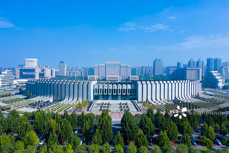 夏季白昼水平视角河南省新乡市平原博物馆城市天际线图片素材