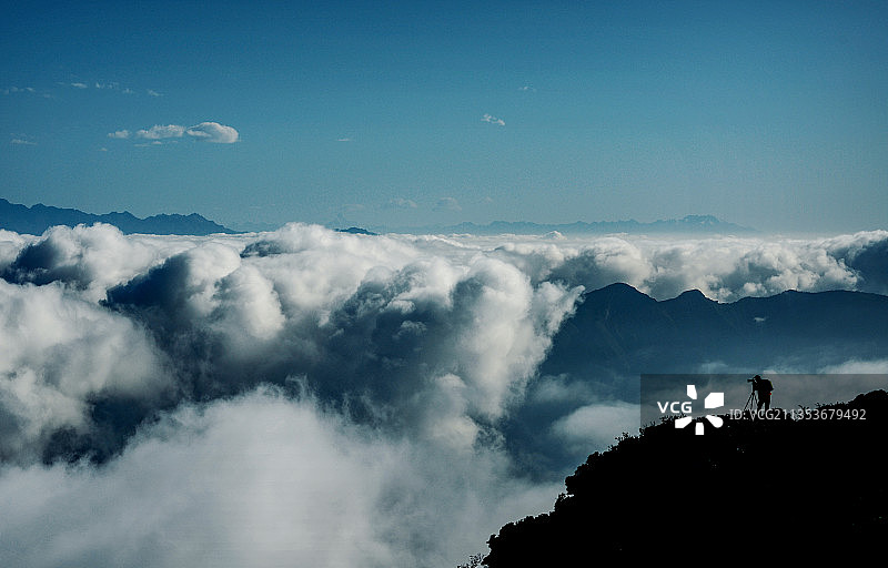 牛背山云海中的摄影师图片素材