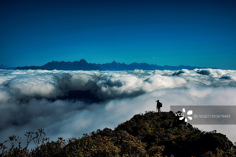 牛背山云海中的摄影师图片素材