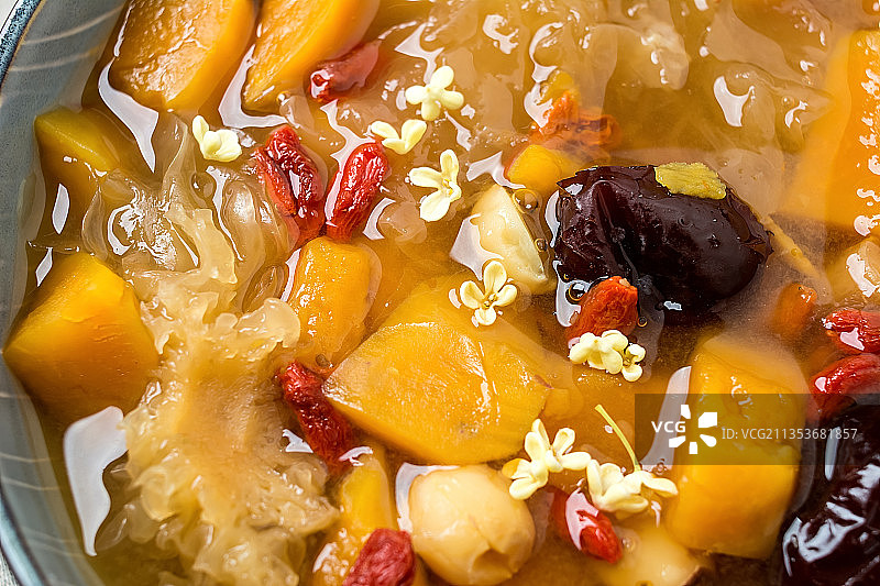 秋季养生甜品羹汤，红薯银耳莲子糖水图片素材