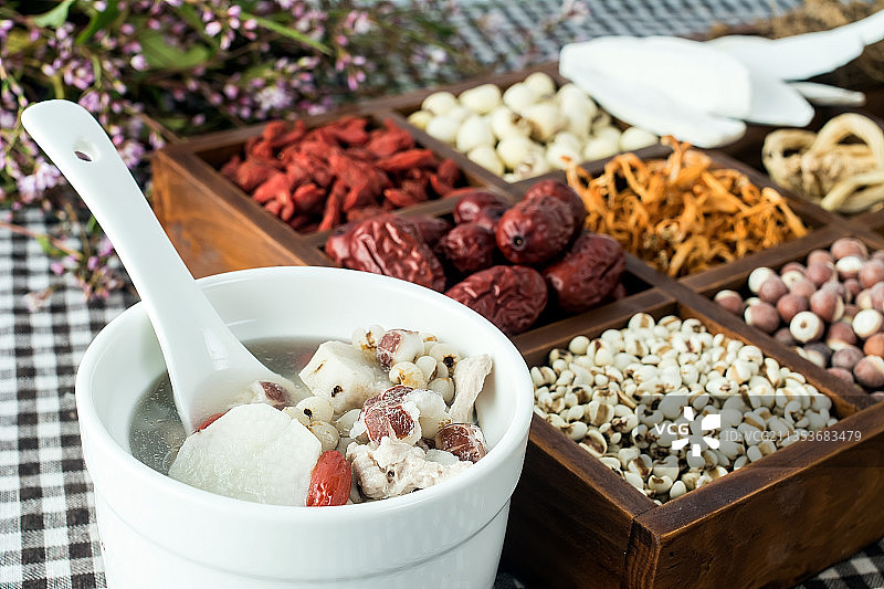 芡实薏米山药炖瘦肉，滋补养生营养炖汤图片素材