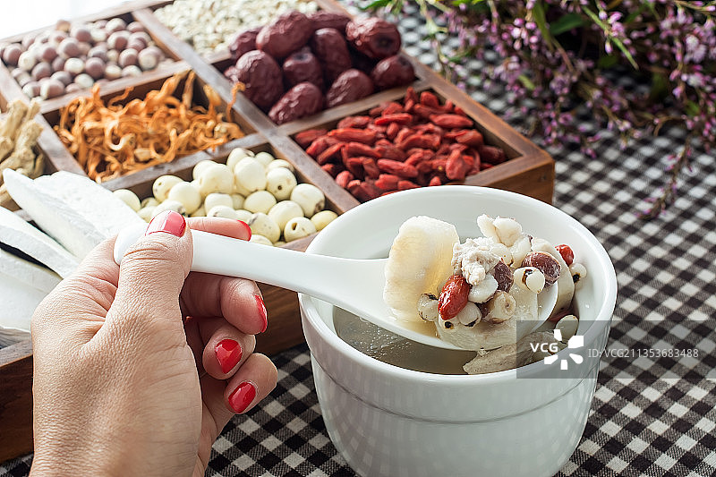 芡实薏米山药炖瘦肉，滋补养生营养炖汤图片素材