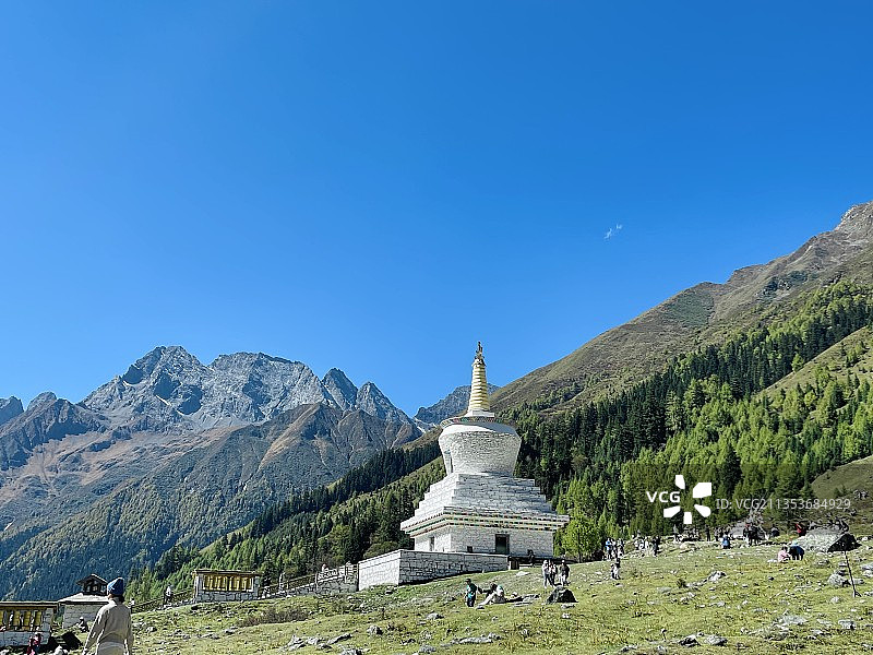 布达拉峰白塔图片素材