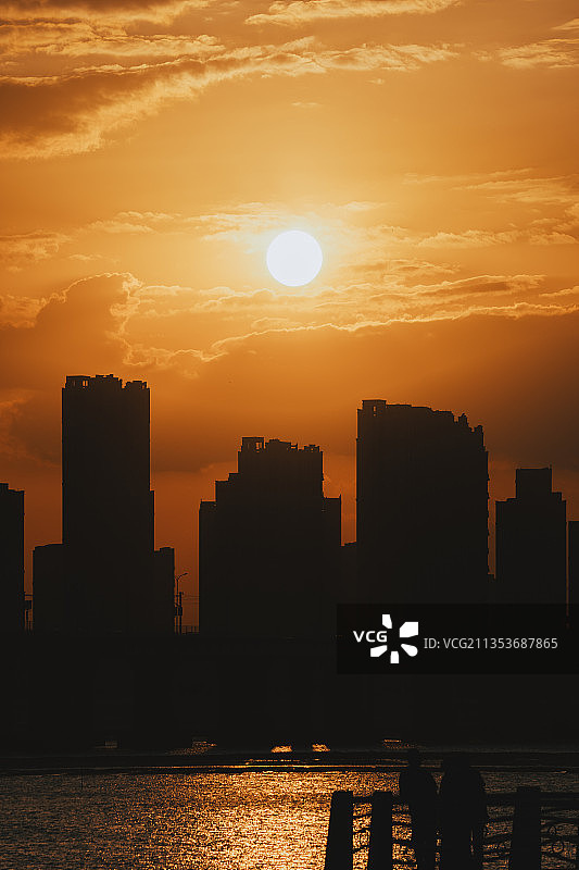 厦门集美学村夕阳西下的天空衬托出建筑物的轮廓图片素材