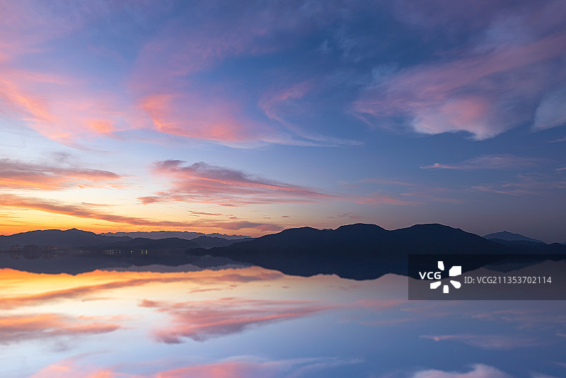 太平湖湖边山脉与天空晚霞图片素材