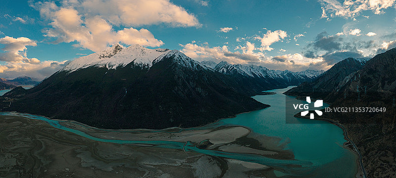 然乌湖，位于西藏自治区昌都市八宿县然乌乡图片素材