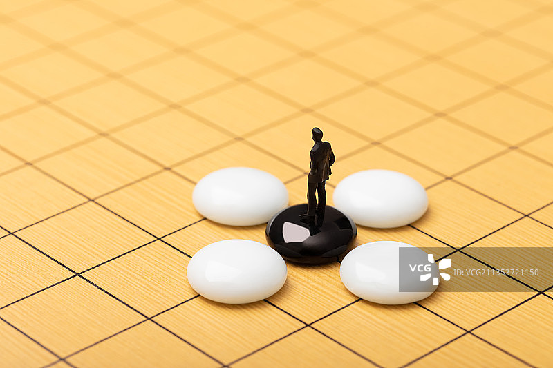微缩创意围棋棋盘策略对弈被包围的棋子图片素材