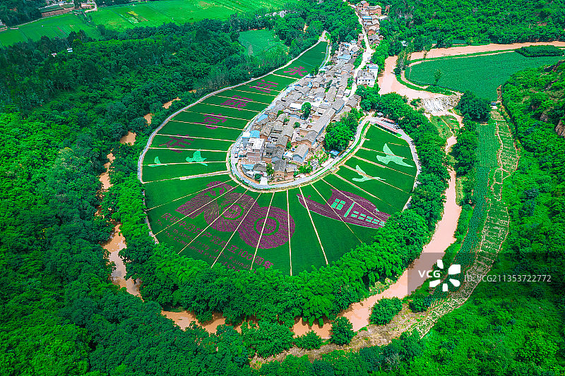 云南昆明河湾村彩色稻田图片素材