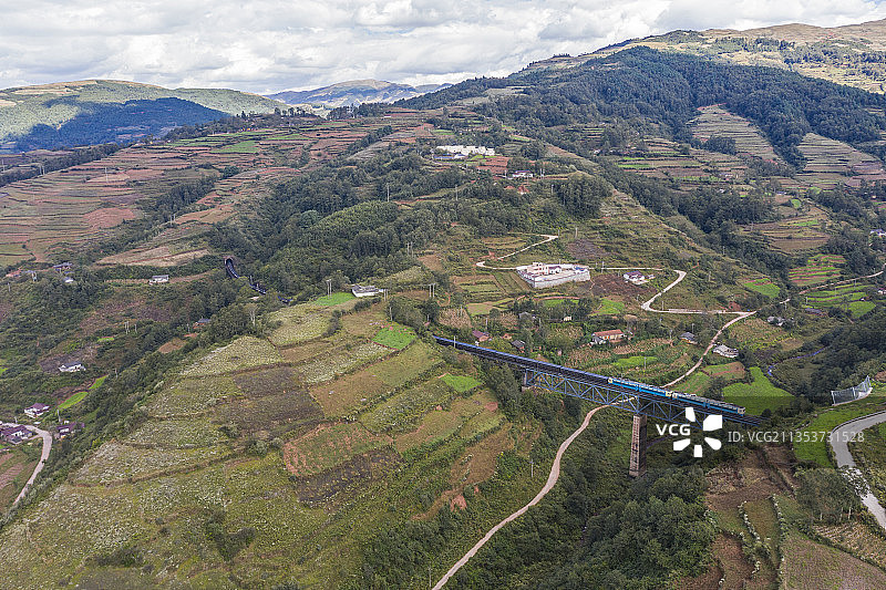 双机SS4牵引上行货车通过乐武展线中层有格依达钢梁桥图片素材