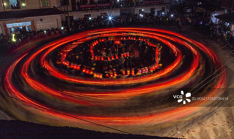 新年乡村舞龙灯图片素材
