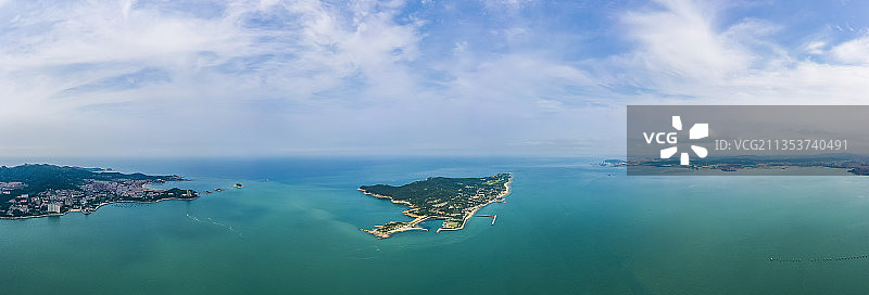 山东威海刘公岛海湾全景夏季航拍户外风光图片素材