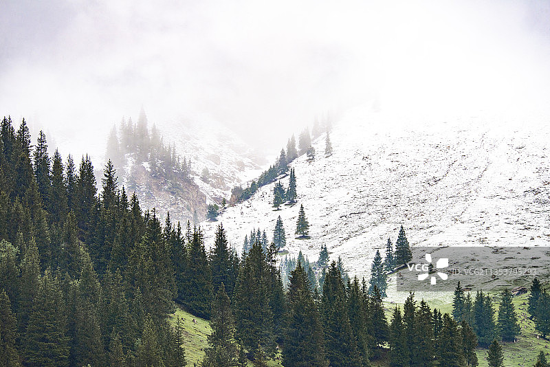 航拍新疆克州阿克陶县奥依塔克冰川公园图片素材