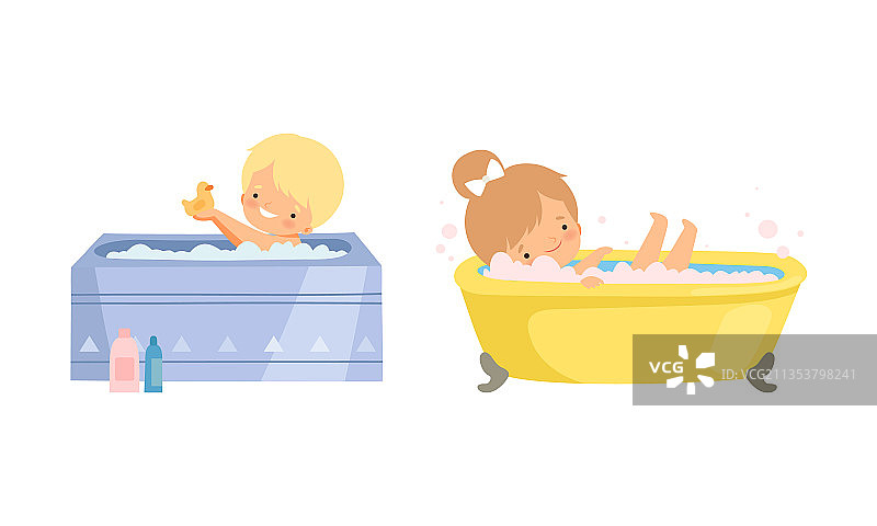 小女孩和男孩在浴缸里玩泡沫图片素材