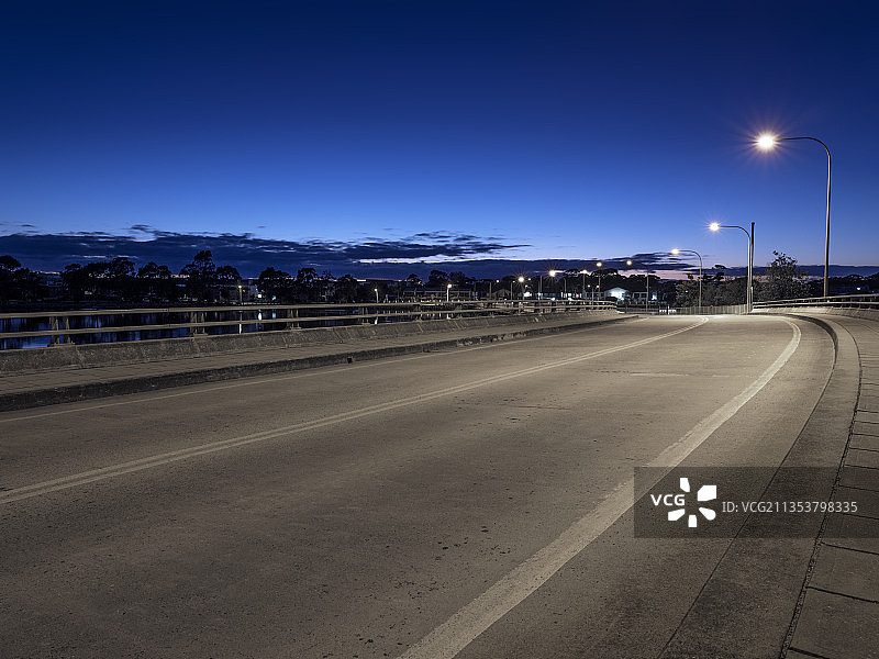 黎明光线下的桥梁图片素材