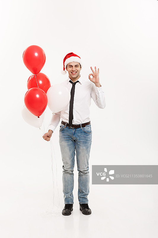 男人拿着气球站在白色背景前的肖像图片素材
