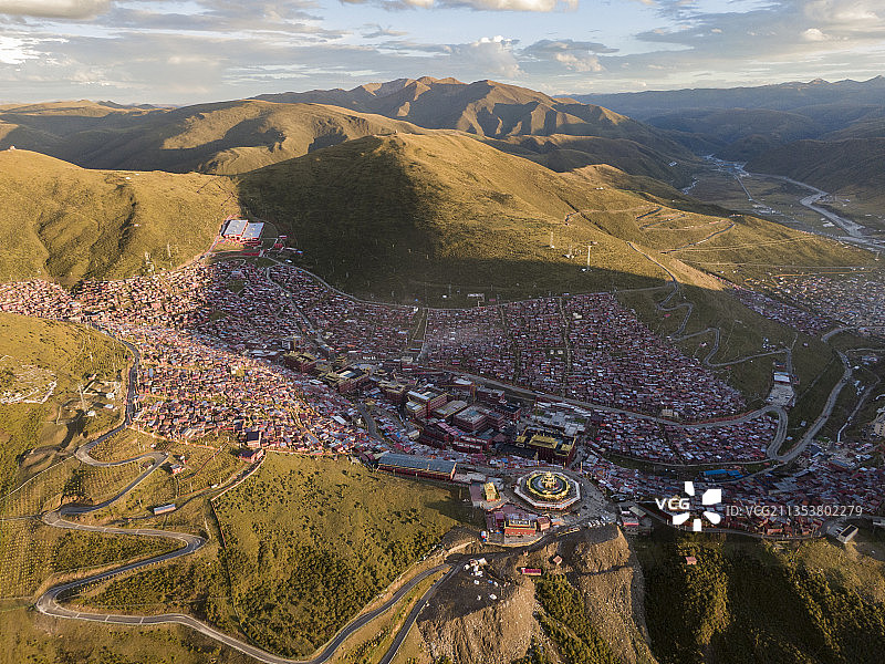 四川甘孜州色达县五明佛学院航拍视角，高视角航拍色达红房子图片素材