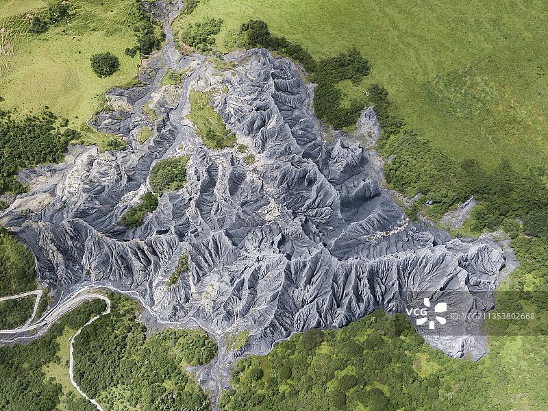 航拍四川甘孜州丹巴县墨石公园，高视角黑色山体图片素材