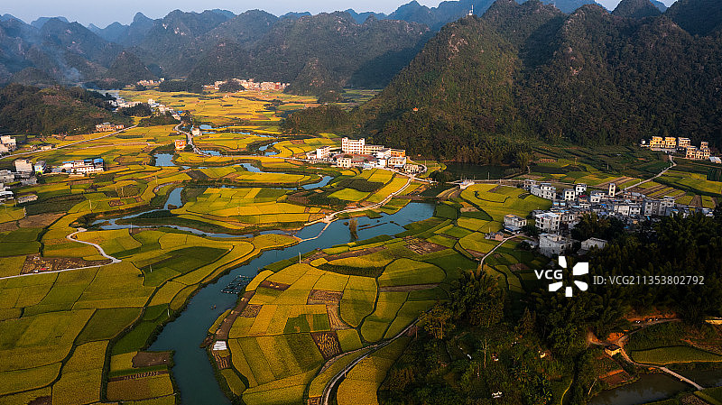 群山间的田园风光图片素材