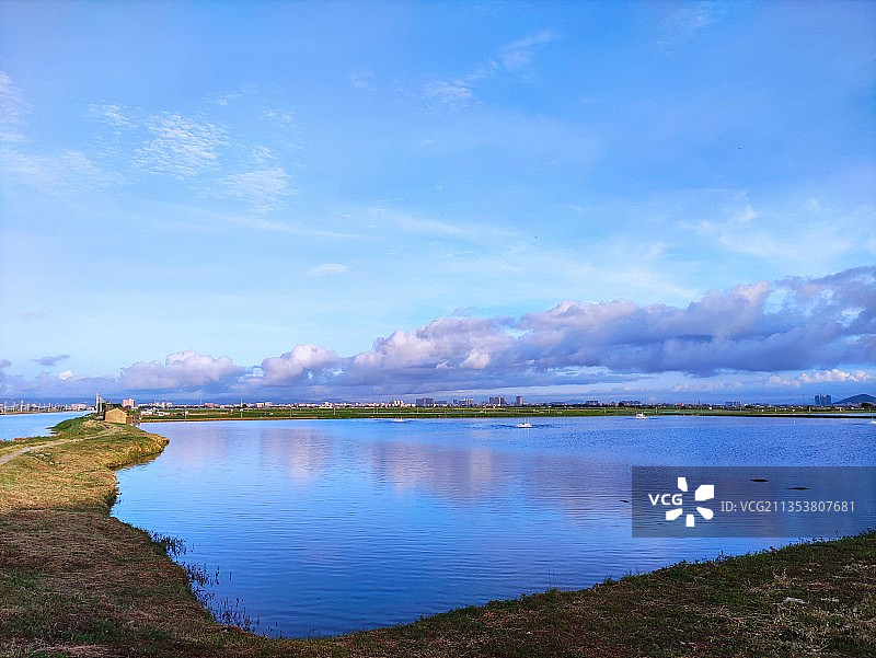 蓝天映衬下的湖景图片素材