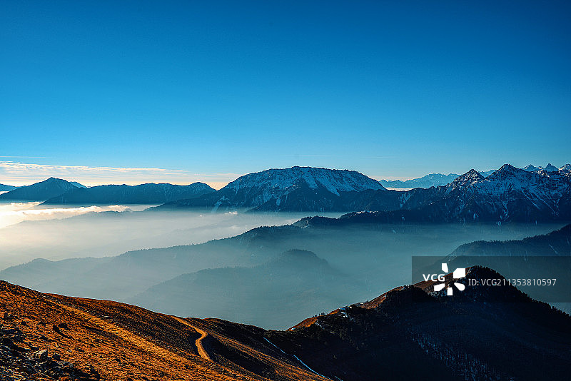 四川达瓦更扎云海图片素材