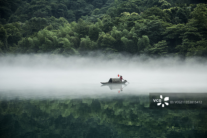 雾里行舟图片素材