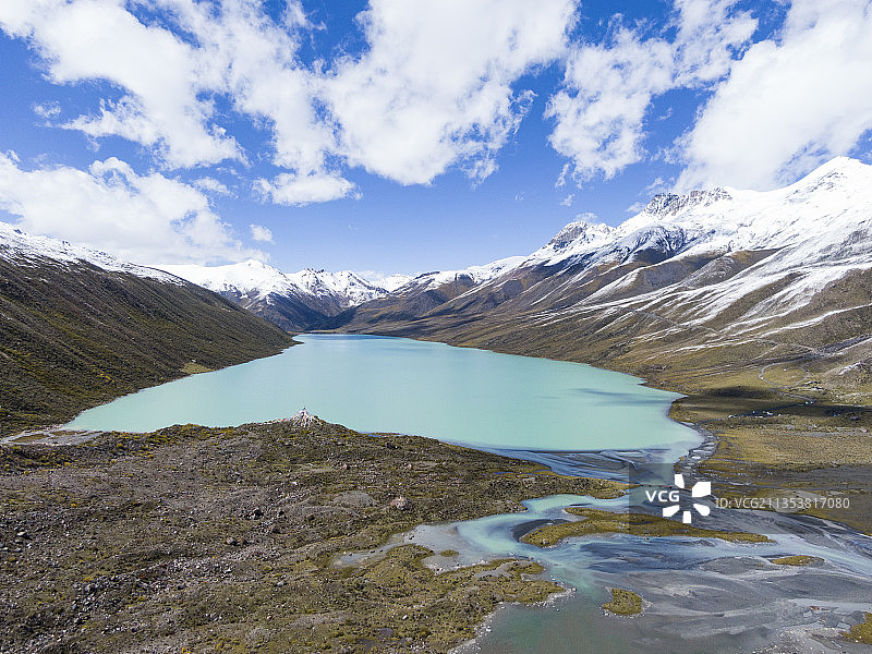 高视角航拍西藏那曲地区比如县萨普神山，鸟瞰萨普冰川图片素材