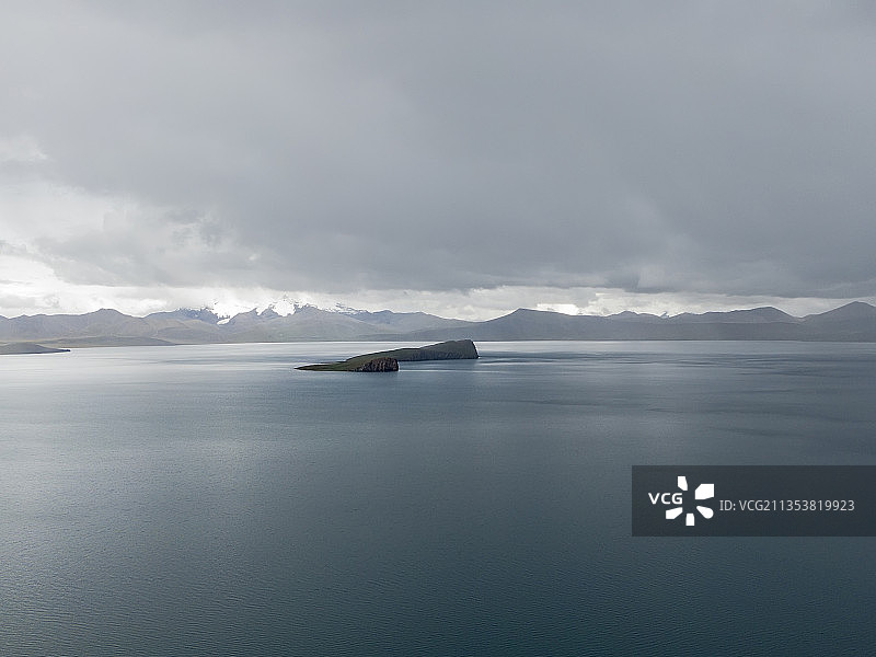 高视角航拍西藏山南地区普莫雍措湖，鸟瞰浪卡子县普莫雍错风光图片素材