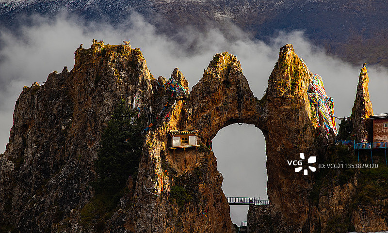 悬空的房子图片素材