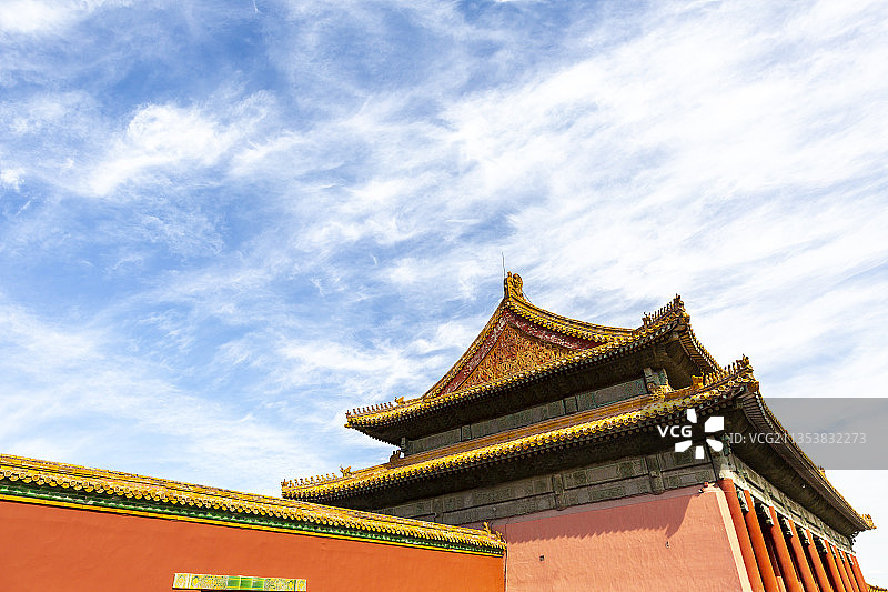 蓝天白云下的北京故宫保和殿重檐歇山顶图片素材