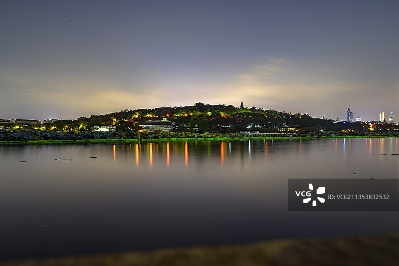 湖边城市夜景风光图片素材