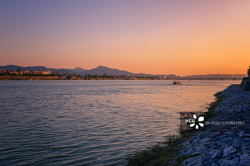 夕阳晚景里的汉江+湖北襄阳图片素材