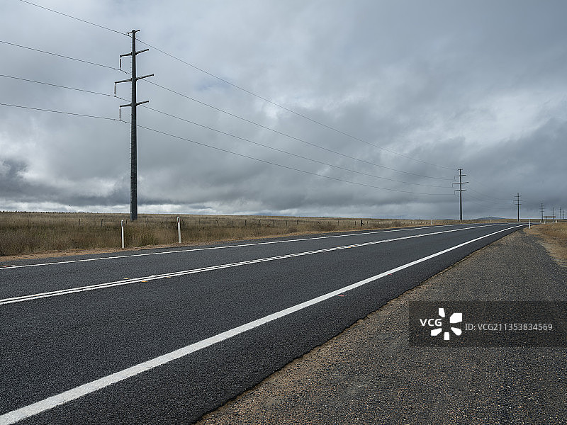 荒凉的乡村公路图片素材