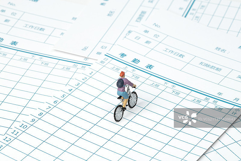 上下班考勤表和骑自行车的微缩小人创意图图片素材