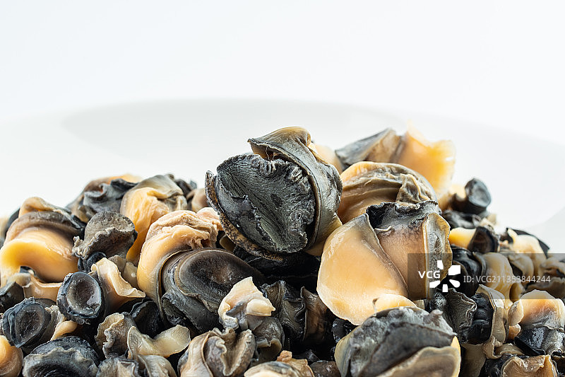 一碟新鲜的田螺肉图片素材