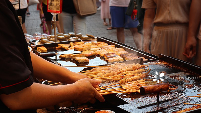 深圳甘坑小镇仲夏觅食图片素材
