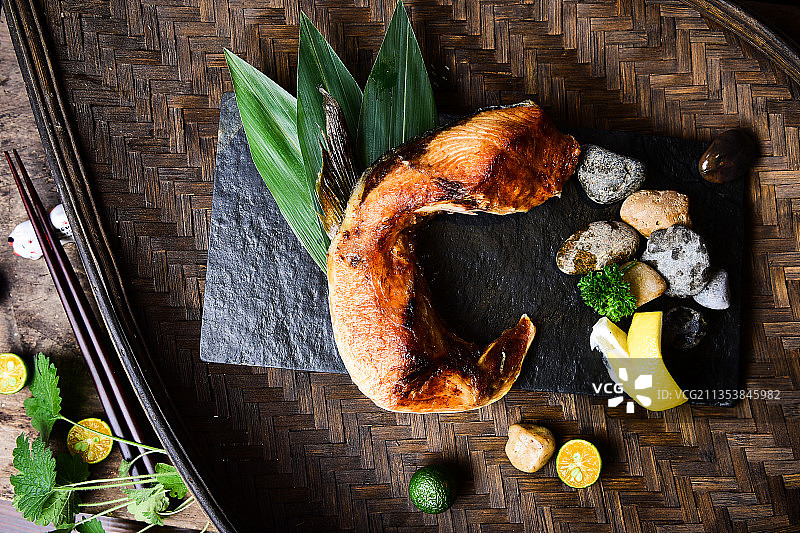 日本料理烤寒鰤鱼脖图片素材