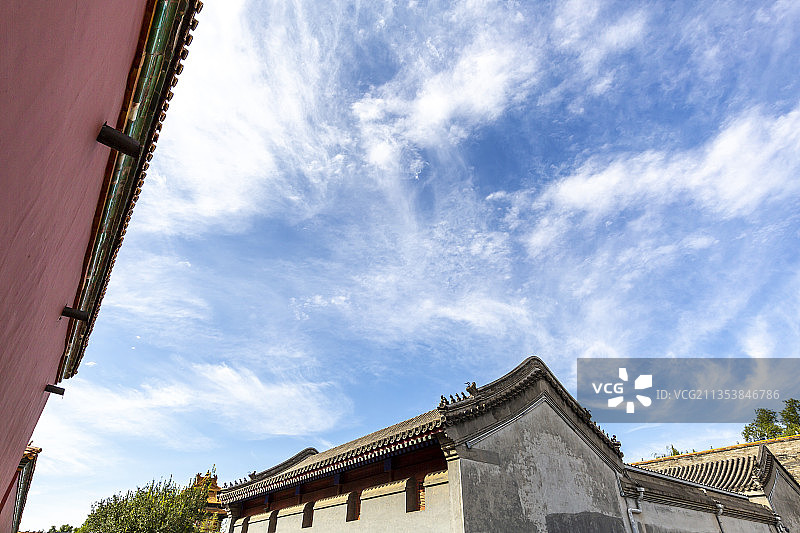 蓝天白云下北京故宫的独特建筑：黑瓦、红墙图片素材