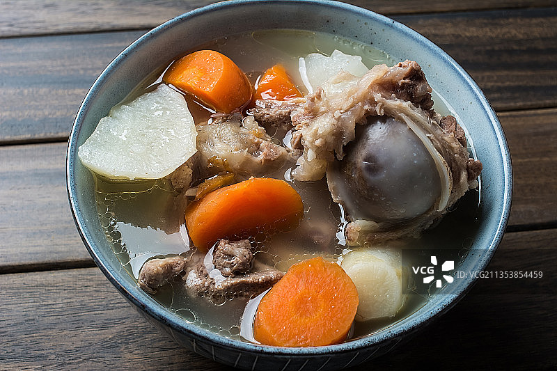 广式老火靓汤，胡萝卜煲猪骨汤图片素材