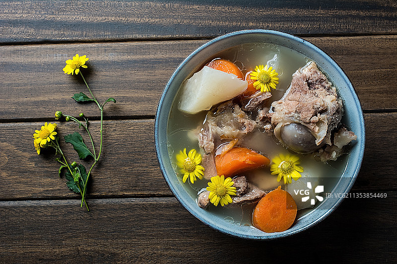 广式老火靓汤，胡萝卜煲猪骨汤图片素材