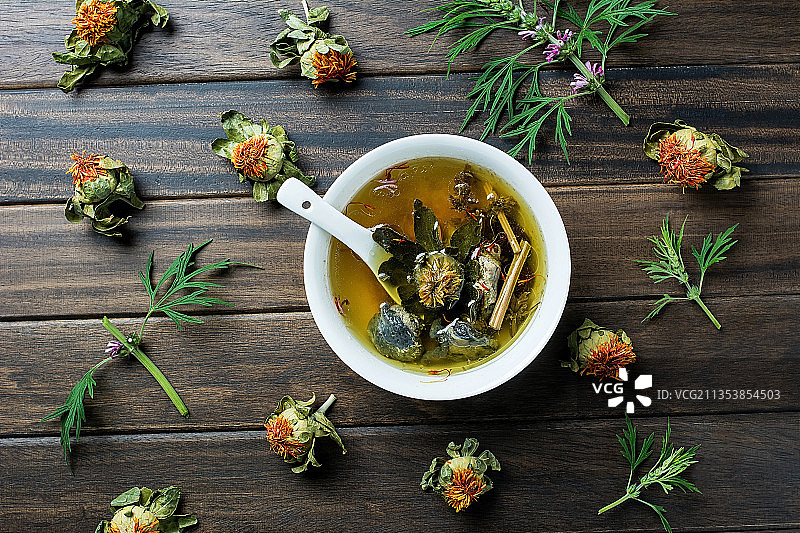 女性滋阴养生汤，益母草红花炖乌鸡汤图片素材