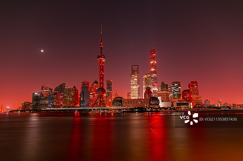 夜晚中的东方明珠图片素材