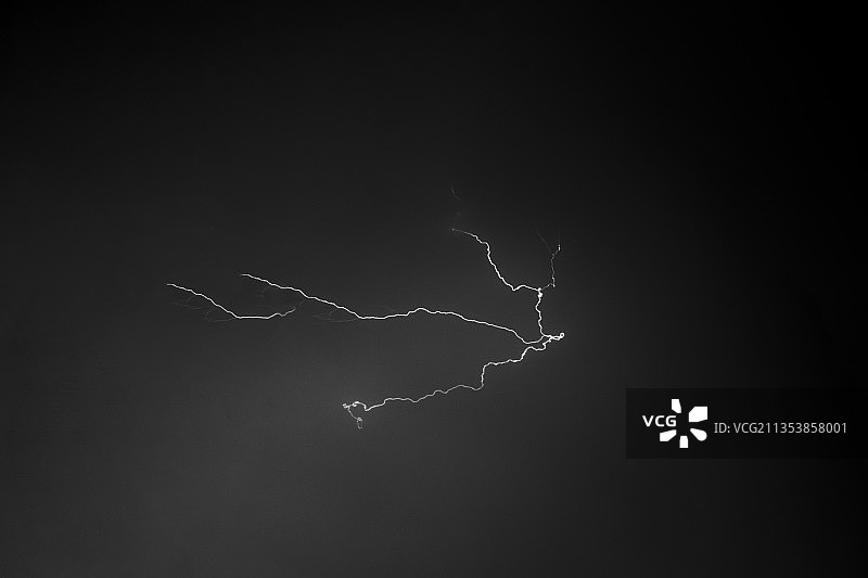 黑白闪电,严肃,生气,愤怒,自然图片素材