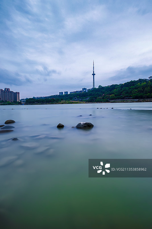 四川绵阳秋季涪江边电视塔图片素材