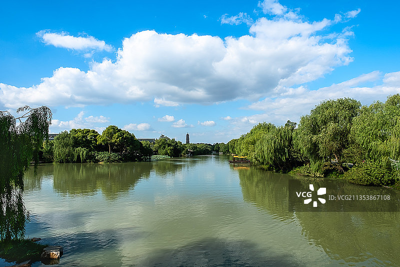 扬州瘦西湖二十四桥上看蓝天白云永远的天际线图片素材