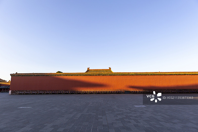 蓝天白云映衬下的北京故宫的红墙图片素材