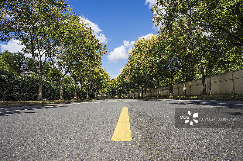 低视角拍摄公路与天空图片素材