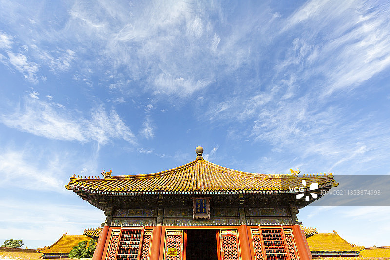 蓝天白云下的北京故宫交泰殿图片素材