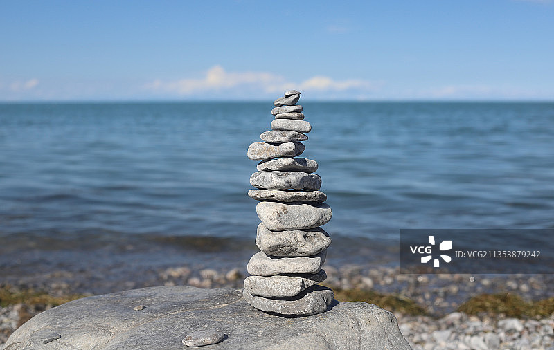 青海湖畔的玛尼石堆（垒石头）图片素材