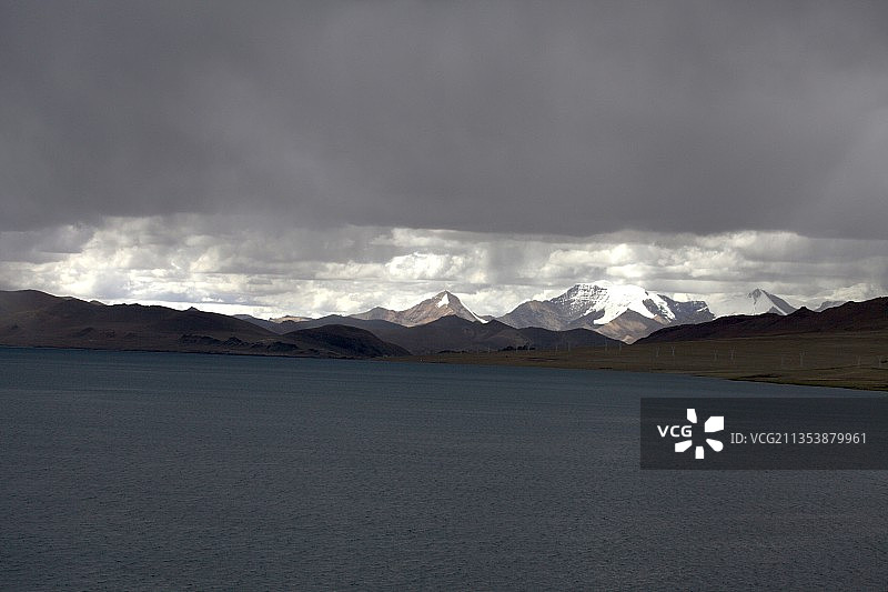 气候变幻莫测的西藏高原湖泊，普莫雍措湖图片素材